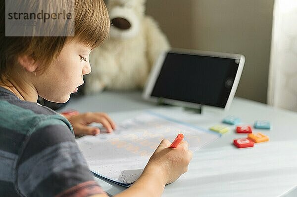Kinder schreiben online Schule Interaktionen