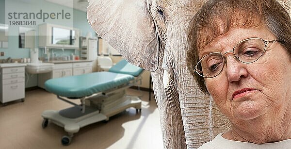 Besorgte ältere Frau in einem Krankenhaus mit einem Elefanten im Zimmer
