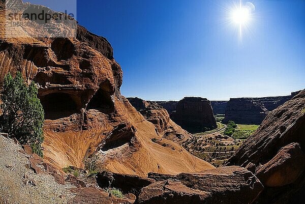 Gegenlicht  Sonne  Übersicht im Nationalpark Chelly Canyon  Arizona  USA  Nordamerika