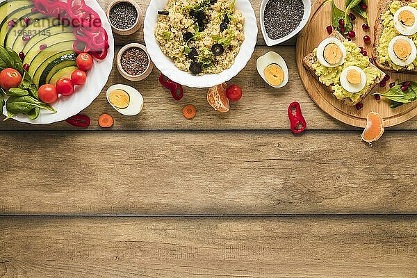 Draufsicht auf verschiedene Arten von gesunden Lebensmitteln mit gekochtem Ei Tabelle