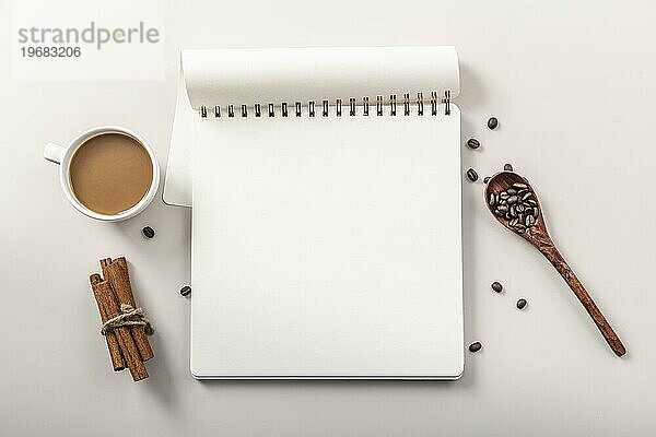 Draufsicht Notizbuch mit Kaffeetasse Zimtstangen