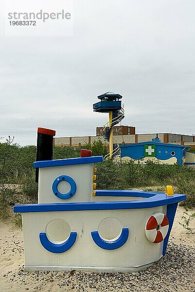 Spielplatz mit Schiff aus Kunststoff  Kindheit  leer  keine Person  Strand