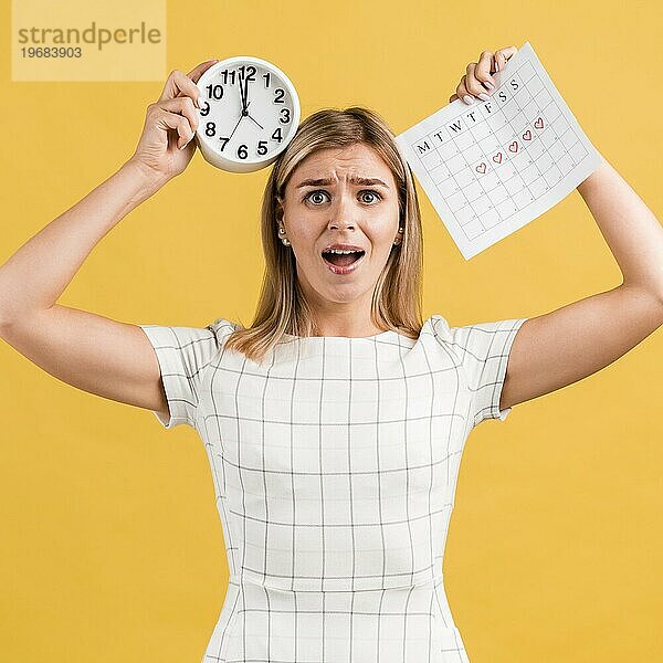 Gestresste Frau hält Uhr Zeit Kalender