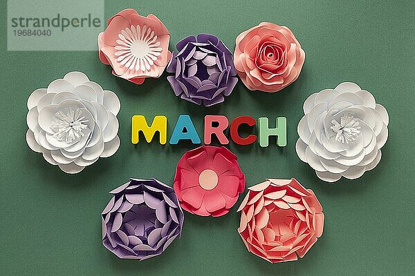Draufsicht Papierblumen mit Monat Frauentag