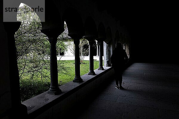 Frau in Silhouette  stehend vor einem Torbogen in Schaffhausen  Schweiz  Europa