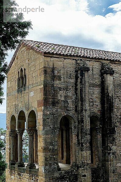 Präromanische Kirche Santa Maria del Naranco  Loggia auf der östlichen Seite  von Norden aus gesehen  Monte Naranco  Oviedo  Asturien  Principado de Asturias  Spanien  Europa