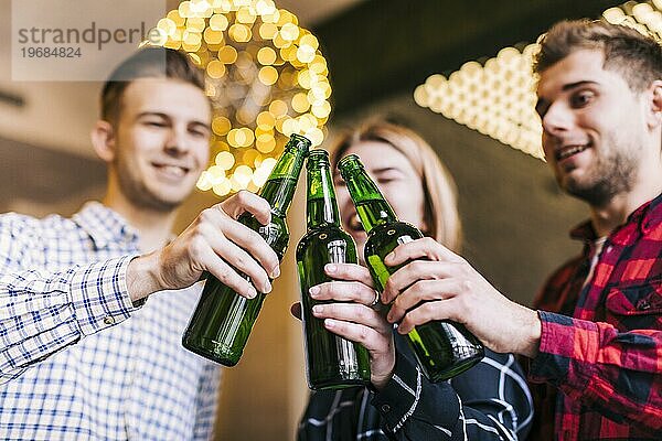 Niedriger Winkel Ansicht glücklich Freunde clinking Flaschen Bier