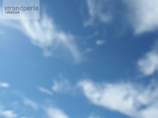 Unscharfer blauer Himmel mit Wolken im Hintergrund  unscharf