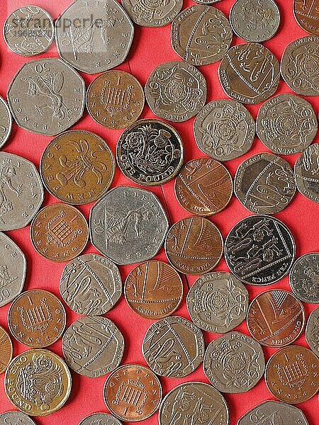 Pfund Münzen Geld (GBP)  Währung des Vereinigten Königreichs  über roten Hintergrund