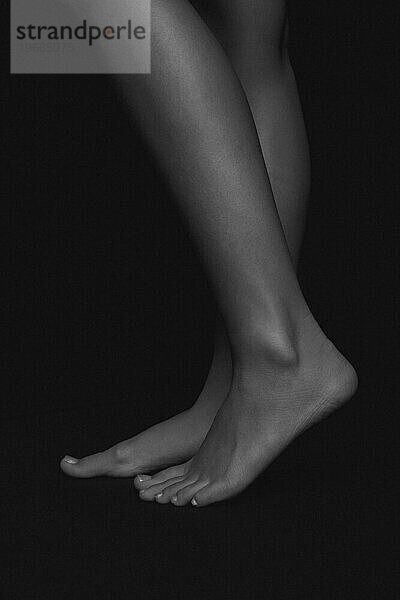 Seitenansicht der Beine und Füße einer Frau  unterer Abschnitt