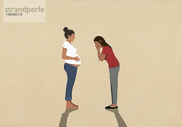 Überraschte Frau blickt auf den schwangeren Bauch einer Freundin