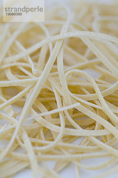 Extreme Nahaufnahme von Tagliatelle mit frischen Eiernudeln