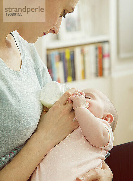 Mutter füttert ihr Baby mit der Flasche