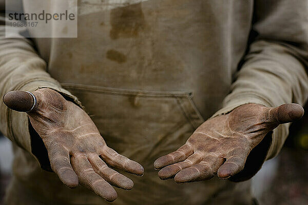Nahaufnahme eines Mannes mit schmutzigen Händen