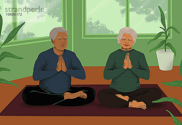 Ruhige  gesunde Senioren meditieren zu Hause gemeinsam auf einer Yogamatte