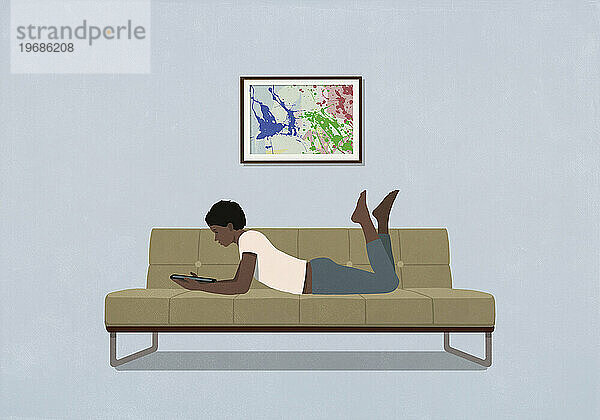 Frau liegt und entspannt sich und nutzt ein digitales Tablet auf dem Sofa im heimischen Wohnzimmer