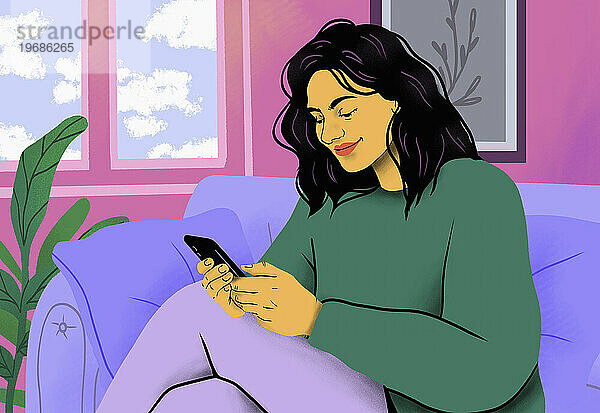 Lächelnde Frau entspannt sich und benutzt ihr Smartphone auf dem Sofa im Wohnzimmer
