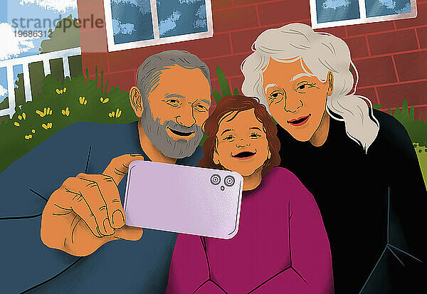 Glückliche Großeltern und Enkelin machen Selfie mit Smartphone vor dem Haus