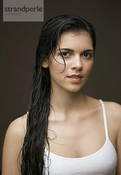 Porträt einer Frau mit nassen Haaren