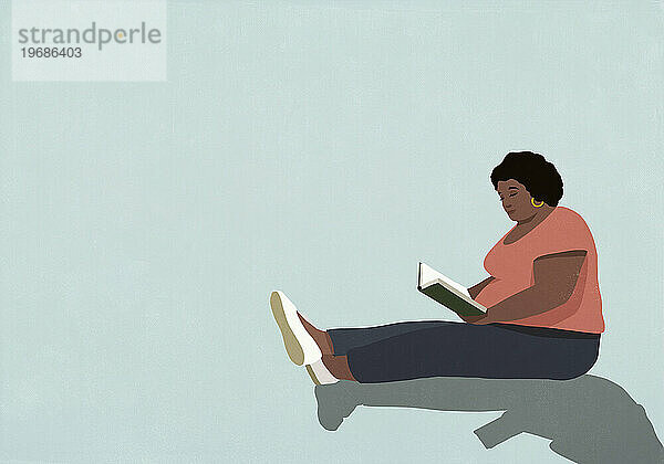 Frau sitzt und liest Buch  entspannt