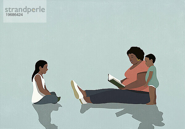 Schwarze Mutter sitzt und liest Tochter und kleinem Sohn ein Buch vor