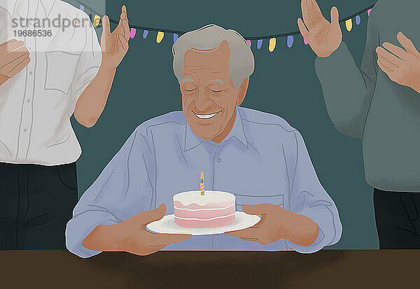 Glücklicher älterer Mann feiert Geburtstag mit klatschenden Freunden und bereitet sich darauf vor  die Kerze auszublasen