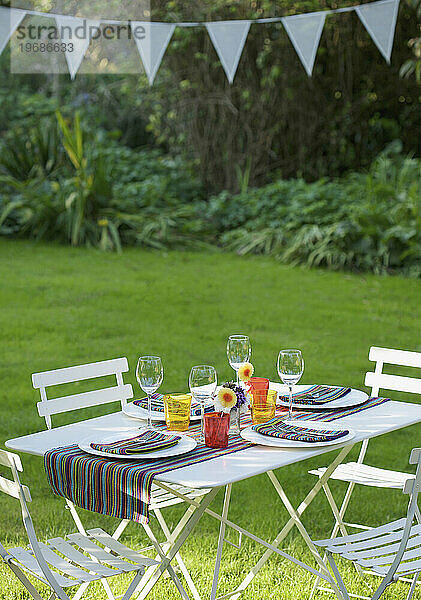 Für das Mittagessen im Garten gedeckter Tisch