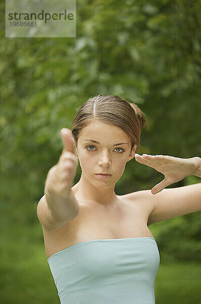 Junge Frau macht Tai Chi