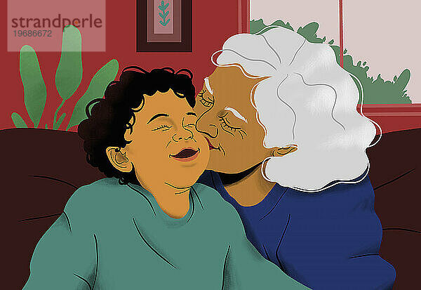 Glückliche Großmutter küsst Enkel auf dem Sofa
