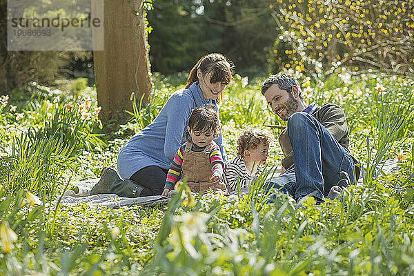 Glückliche Familie sitzt im Garten