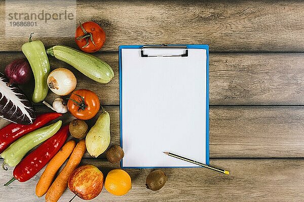 Obst und Gemüse in der Nähe der Zwischenablage