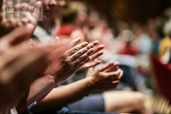 Applaus  klatschende Hände  applaudierendes Publikum  Zuhörer in einem Saal spenden Beifall  Köln  Nordrhein-Westfalen  Deutschland  Europa