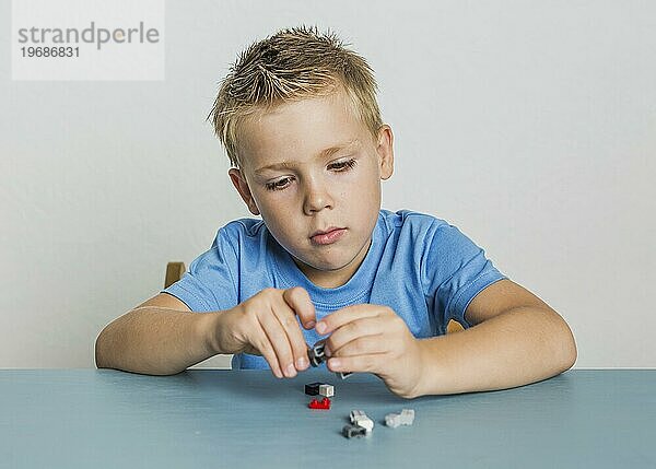 Vorderansicht süßes Kind spielt mit Lego