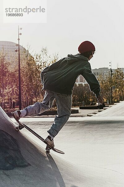 Teenager hat Spaß im Skateboardpark