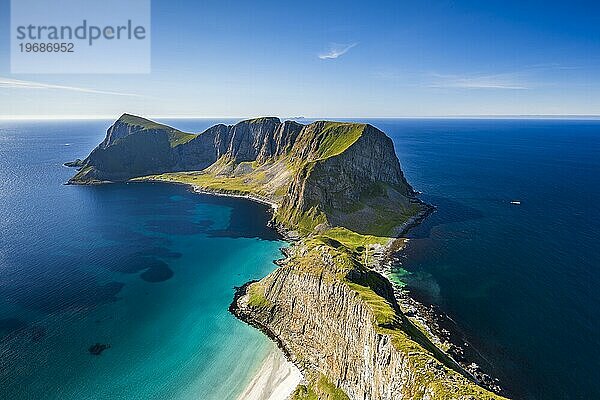 Blick vom Berg Håheia oder Håen auf Berge und Küste  Måstad-Halbinsel  Insel Værøy  Vaeroy  Lofoten  Norwegen  Europa