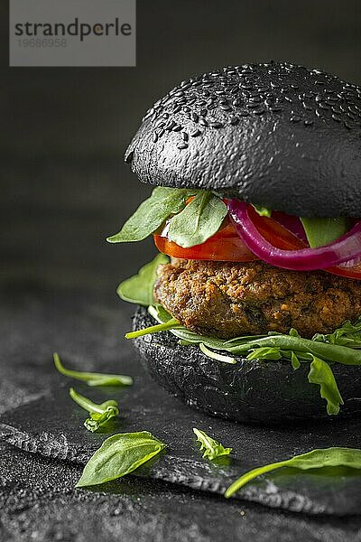 Vorderansicht des vegetarischen Burgers mit schwarzen Brötchen