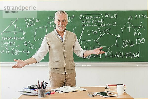 Lächelnder Mathelehrer zur Begrüßung des Auditoriums