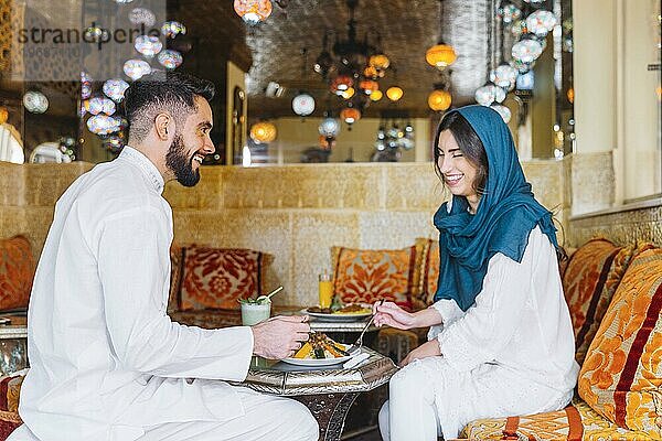 Seitenansicht muslimisches Paar arabisches Restaurant