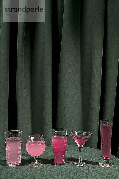 Vorderansicht rosa Martini Tisch