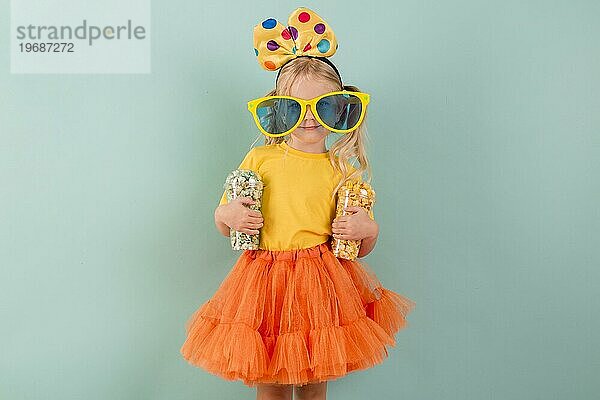 Kleines Mädchen mit Süßigkeiten große Sonnenbrille