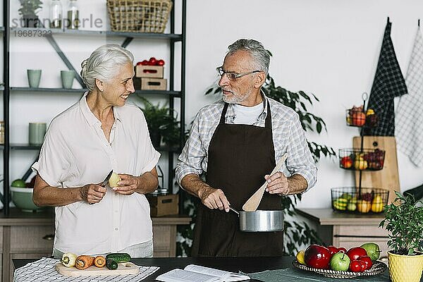 Close up älteres Paar bei der Zubereitung von Essen Küche schauen sich gegenseitig