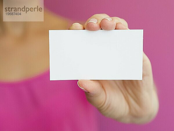 Close up Frau mit rosa Hemd weiße Karte