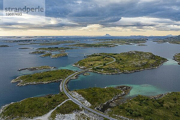 Straße über kleine Inseln  Schäreninseln  Insel Herøy  Helgelandküste  Nordland  Norwegen  Europa