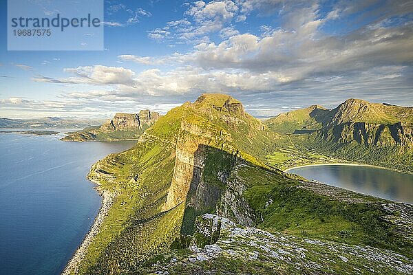 Blick vom Berg Finnesfjellet auf Berge und Küste  Finnes  Helgelandküste  Bodø  Nordland  Norwegen  Europa