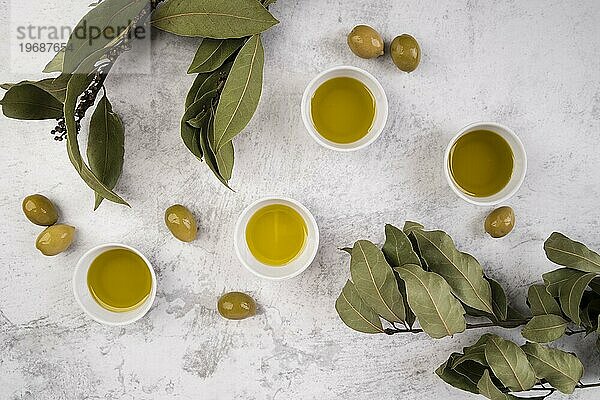 Draufsicht Sortiment Olivenöl