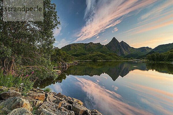 Berge und Wolken spiegeln sich in See  Abendstimmung  bei Stø  Insel Langøya  Vesterålen  Nordnorwegen  Norwegen  Europa