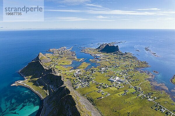 Blick auf den Ort Sørland auf der Insel Værøy  Vaeroy  Lofoten  Norwegen  Europa