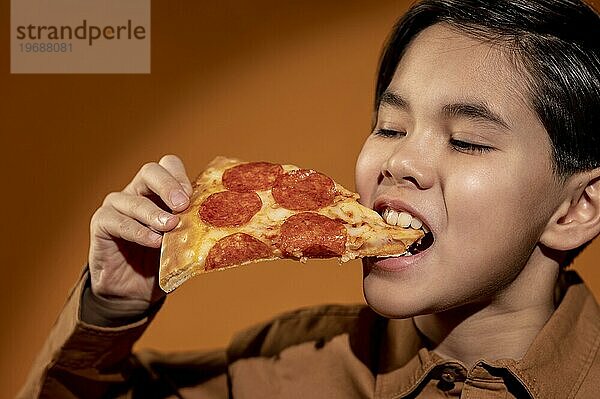 Nahaufnahme Kind ißt Pizza