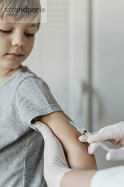 Kleines Kind wird geimpft