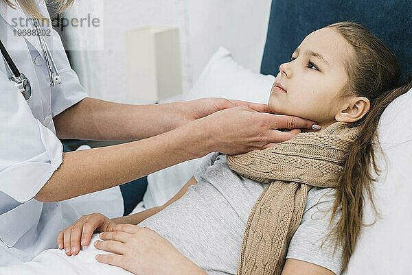 Close up weiblich s Arzt Hand Überprüfung Mädchen Patient s Hals Hals